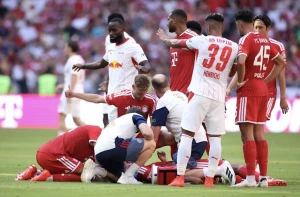შოკისმომგვრელი კადრები - ჯამალ მუსიალამ მატჩის დროს გონება დაკარგა