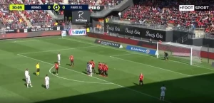 მესიმ საჯარიმო დარტყმის შემდეგ ბურთი ხარიხას მოარტყა