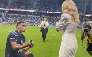 ის თანახმაა! ფეხბურთელმა მეგობარ გოგონას ხელი სტადიონზე სთხოვა