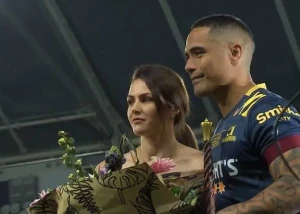 მადლიერების ჰაკა თანაგუნდელებისგან | აარონ სმიტი ჰაილენდერსის რეკორდსმენია