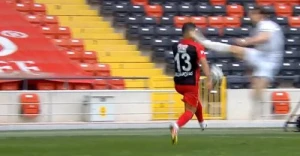 საშინელი უხეშობა თურქეთში - ფეხბურთელმა მეტოქეს ფეხი სახეში ჩაარტყა (ვიდეო)