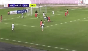 მალაიზიის ჩემპიონატში ფეხბურთელმა ხელის კვრით ჩამოიშორა მსაჯი, რომელიც არასწორ დროს არასწორ ადგილზე აღმოჩნდა (ვიდეო)