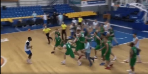 უკრაინულმა კლუბებმა ამხანაგურ მატჩში გუნდი-გუნდზე იჩხუბეს (ვიდეო)