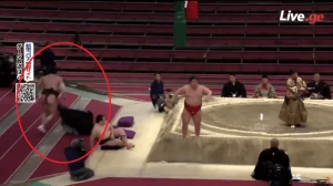 ონოშომ დაუმარცხებელი ჰაკუჰო დოჰიოდან მოისროლა (ვიდეო)