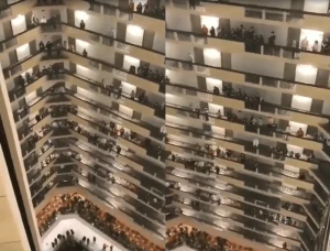 კარანტინში მყოფი კატალონიელები ლეგენდას უმღერიან (ვიდეო)