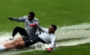 ბაიერნის ფეხბურთელების უჩვეულო გართობა წვიმიან ამინდში (ვიდეო)