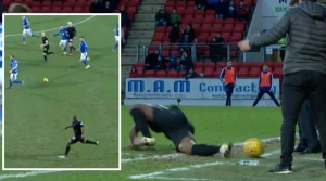 ინგლისელი ფეხბურთელის კურიოზი ბურთის მიღებისას (ვიდეო)