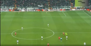 ლორის კარიუსმა მეტოქის შეჩერება მოედნის ცენტრში სცადა (ვიდეო)