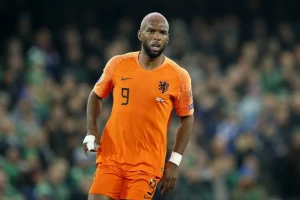 აიაქსი ვეტერან ჰოლანდიელს იბრუნებს