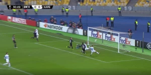 კურიოზი: დინამო კიევის ფეხბურთელმა ცარიელ კარში ვერ გაიტანა (ვიდეო)