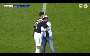 სტადიონზე გულშემატკივარი შევარდა და რონალდუს ჩაეხუტა (ვიდეო)