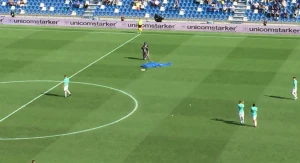 სასუოლო - ინტერის მატჩზე გულშემატკივარი პარაშუტით დაეშვა (ვიდეო)