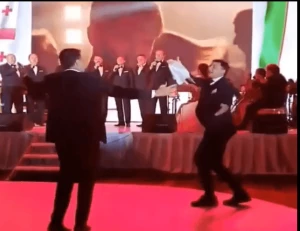ძმები არველაძეები უზბეკეთში ქართულ სიმღერებზე აცეკვდნენ (ვიდეო)