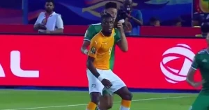 ალჟირელი ფეხბურთელის სამარცხვინო სიმულაცია (ვიდეო)