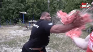 ქართველი გოლიათი ჰალკი საზამთროს ერთი ხელის დარტყმით ხეთქავს (ვიდეო)