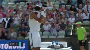 დასტინ ბრაუნი ჩოგბურთის მოყვარულების გაოცებას ისევ ახერხებს (ვიდეო)