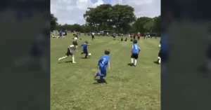 საოცარი გოლი ბავშვთა ფეხბურთში (ვიდეო)