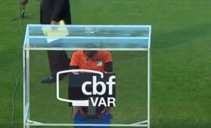 ბრაზილიელმა მსაჯმა მატჩის წინ VAR-ის ეკრანთან ილოცა (ვიდეო)