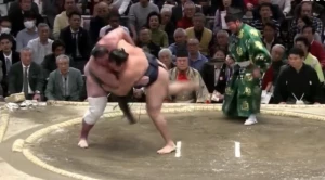 ტოჩინოშინი იოკოძუნა კაკურიუსთან დამარცხდა (ვიდეო)