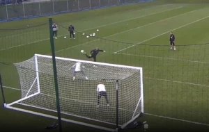 კასპერ შმეიხელმა ვარჯიშზე ულამაზესი გოლი გაიტანა (ვიდეო)