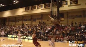 კალათბურთელი დაფარების დროს ფარს შეეჯახა და უმძიმესი ტრავმა მიიღო (ვიდეო)