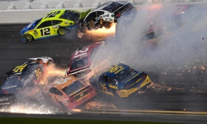 ნასკარის ისტორიაში მომხდარი ერთ-ერთი ყველაზე მასშტაბური შეჯახება (ვიდეო)