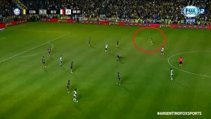 არგენტინის ჩემპიონატის მატჩში მოედანზე შიშველი ქალი შეიჭრა (ვიდეო)