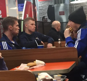 ბატეს ფეხბურთელებმა არსენალთან გამარჯვება უცნაურად აღნიშნეს (ფოტო)