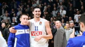 ბუდუჩნოსტის ქომაგები გოგა ბითაძეს უმღერიან (ვიდეო)