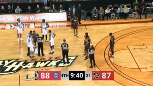 აშშ-ში საკალათბურთო მატჩის დროს დარბაზში წყალი ჩამოვიდა და მატჩი გადაიდო (ვიდეო)