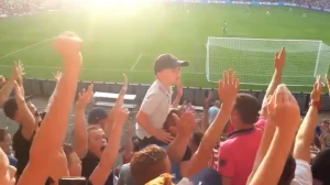 ფანების პატარა ლიდერი რომლის ვიდეომაც ინტერნეტი მოიცვა (ვიდეო)