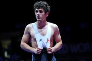 რამაზ ზოიძემ მსოფლიო ჩემპიონატზე რუსი მოჭიდავე დაამარცხა და ნახევარფინალში გავიდა (ვიდეო)