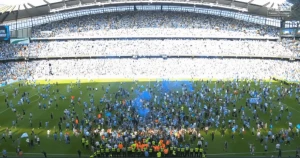 საფინალო სასტვენის შემდეგ მანჩესტერ სიტის ფანები მოედანზე შეცვივდნენ