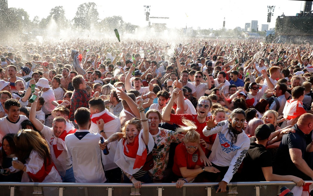 England fans turned London&amp;#39;s Hyde Park into the rowdiest beer shower
