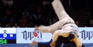 გავიხსენოთ: გელა ზაალიშვილის საოცარი იპონი და ბეჭებზე გაკრული რუსი ძიუდოისტი (ვიდეო)