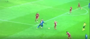 რომელუ ლუკაკუს სახალისო ვარდნა რომასთან მატჩში (ვიდეო)