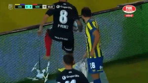 ნიუელსის ფეხბურთელმა სტადიონზე შეჭრილი დრონი დაამსხვრია (ვიდეო)