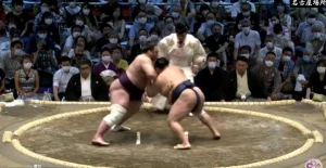 ნაგოია ბაშოს პირველ დღეს ტოჩინოშინმა ჰოკუტოფუჯი დაამარცხა