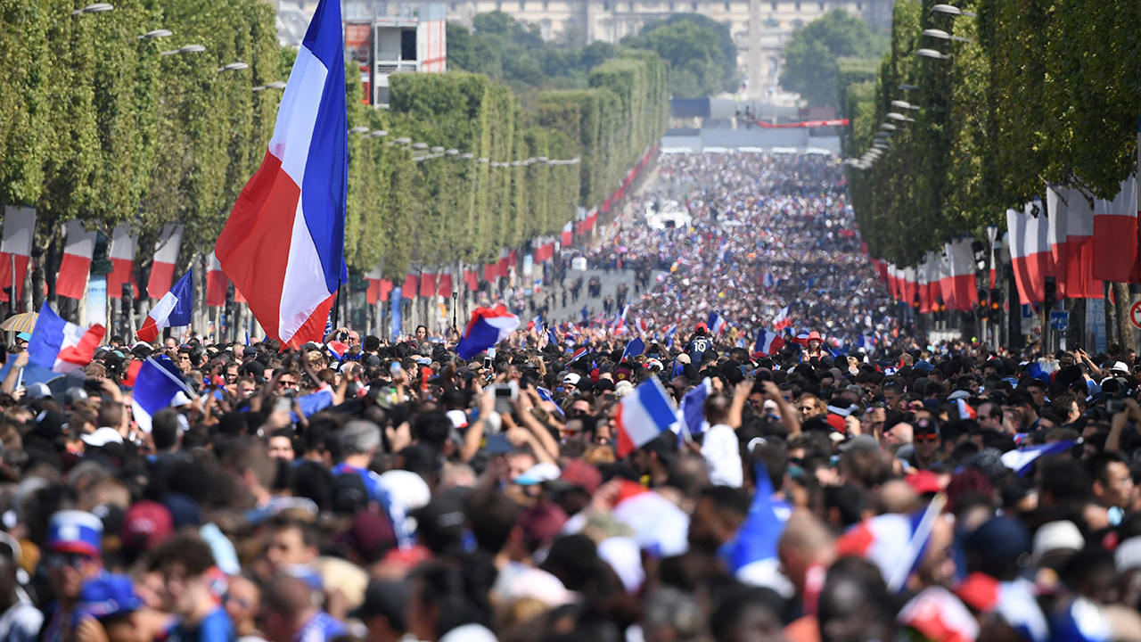 Fans pack Paris streets to greet France after World Cup win - Sportsnet.ca