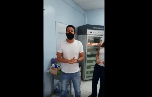 ბრაზილიელმა კომენტატორმა ვაქცინის გაკეთების დროს პროფესიული საქმიანობა შეასრულა (ვიდეო)