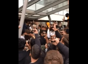 პარიზის აეროპორტში პსჟ-ს ქომაგები ლეო მესის ელოდებიან (ვიდეო)