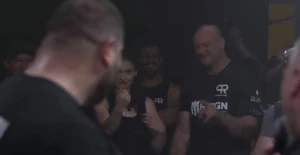 ქართველი ჰალკი დევონ ლარატის ცოლმა გამოიწვია