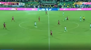 კოლუმბიის ჩემპიონატში ფეხბურთელმა გოლი საკუთარი ნახევრიდან გაიტანა