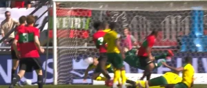 სიტარდის ფეხბურთელის გმირობა - ფლემინგმა 91-ე წუთზე მეტოქის დარტყმა თავით მოიგერია | VIDEO