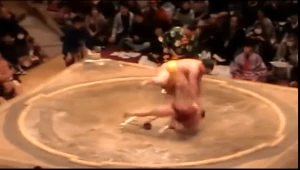 გავიხსენოთ: ჰაკუჰომ 98 კილოგრამიანი სუმოისტი "სასტიკად" დაამარცხა (ვიდეო)