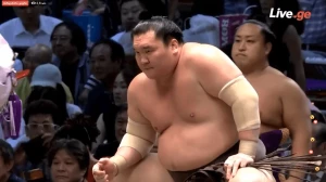 იოკოძუნა ჰაკუჰომ რიუდენი მარტივად დაამარცხა (ვიდეო)