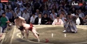 ყველაზე მცირეწონიანი სუმოისტი საოცარ ბრძოლაში დამარცხდა (ვიდეო)