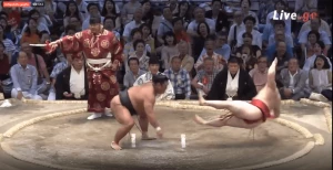 ძალიან სახალისო ბრძოლა და ყველაზე მცირეწონიანი სუმოისტი დამარცხებულია (ვიდეო)