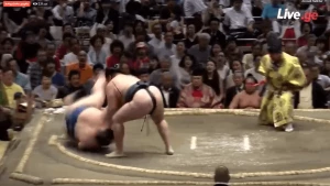 იოკოძუნა კაკურიუმ 227 კილოგრამიანი იჩინოჯო მარტივად დააგდო (ვიდეო)