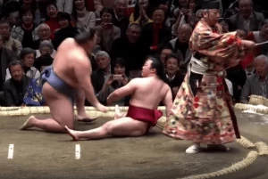 ყველაზე მცირეწონიანი სუმოისტი უმარტივესად დამარცხდა (ვიდეო)